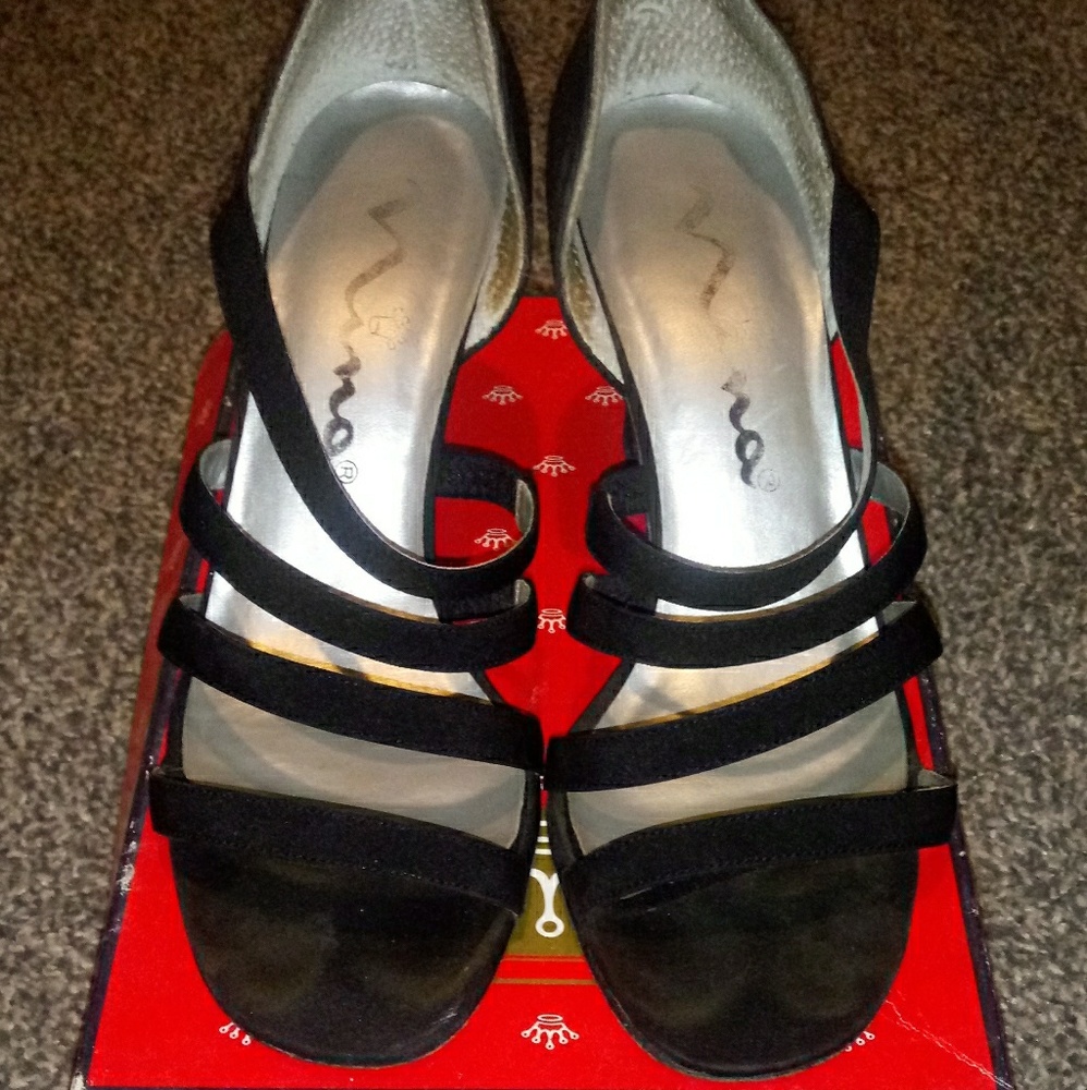 SIZE 8.5 BLACK HEELS